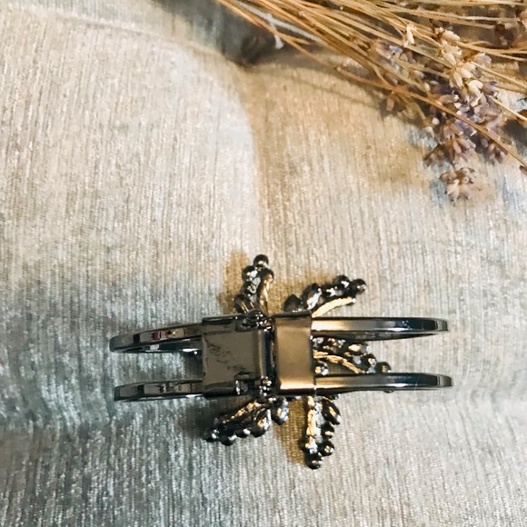 NWOT BR GUNMETAl BEJEWELLED BRACELET - Picture 11 of 11